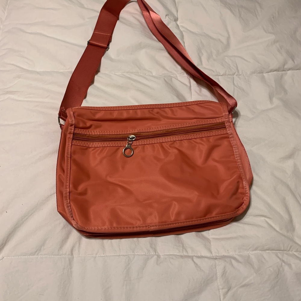 Adjustable strap purse